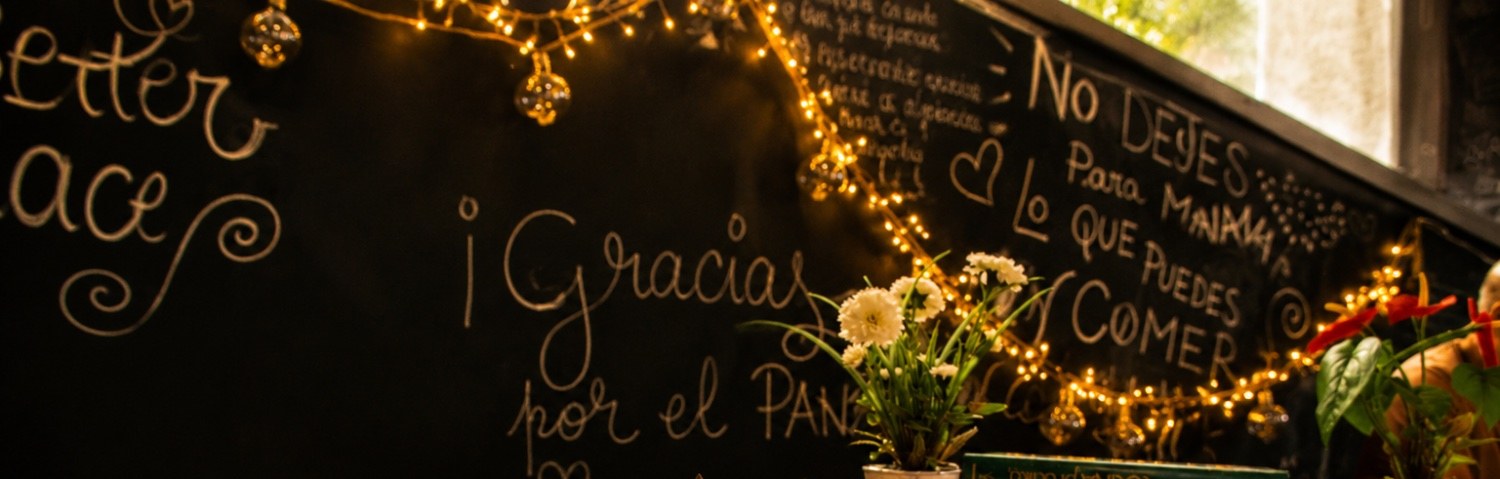 El racó de l'obrador amb la pissarra de gràcies